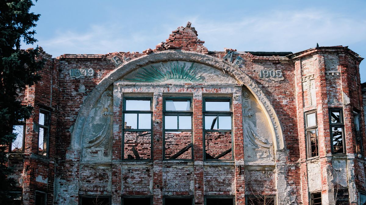 Nadšenci zachraňují zničenou lustrárnu. Za půl roku se opravilo víc než za deset let