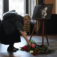 Před absolvováním DAMU hostoval v Divadle Na zábradlí a Divadle Na Vinohradech.