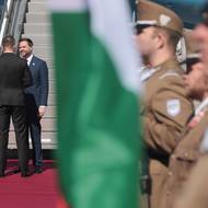 Vance na letišti v Budapešti přivítal maďarský ministr zahraničí Péter Szijjártó. Hnutí MAGA amerického prezidenta Donalda Trumpa a Orbánovu stranu Fidesz pojí přátelské vztahy.