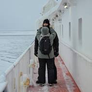 Ludvig Larsen v posledních letech začal místo plavby trajektem létat, což mu umožňuje se dostat do hlavního města Grónska za pouhých 25 minut.