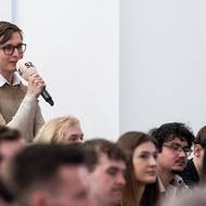 Prezident Petr Pavel v debatě varoval před zhoršujícími se podmínkami pro liberální demokracii, které podle něj nejsou omezené jen na střední Evropu. Upozornil, že jde o dlouhodobý trend „demokratického zpátečnictví“, kdy část společnosti podporuje politiky slibující rychlá a jednoduchá řešení. „Je evidentní, že jdeme podobným směrem,“ uvedl k situaci v Česku a zmínil jak připravované legislativní změny, tak i personální zásahy ve státní správě. Zdůraznil také roli veřejnosti: „Je na společnosti, aby sledovala nejen finální podobu zákonů, ale i jejich přípravu.“