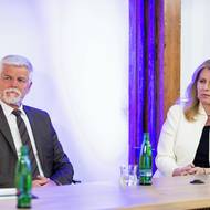 Část debaty se věnovala i rétorice amerického prezidenta Donalda Trumpa. Prezident Petr Pavel kritizoval dopady Trumpových slov na vztahy mezi spojenci. „Pro snížení důvěryhodnosti NATO udělal za posledních několik týdnů více než Vladimir Putin za mnoho let,“ řekl. Zuzana Čaputová přiznala, že jeho výroky o vyhlazení společnosti v Íránu v ní vyvolávaly obavy. A to kvůli nevyzpytatelnosti amerického prezidenta. „Byla tam naděje, že ani tyto hrozivé výhrůžky se nemusí naplnit. Ale jistotu asi neměl nikdo z nás,“ uvedla.