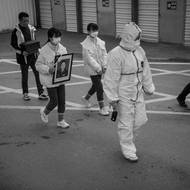 Č'-č' a Chuej-chuej nesou portrét otce během pohřebního průvodu. Wu Ťing-čou zemřel koncem roku 2022 a zanechal 72letou Šeng Chaj-lin, aby sama vychovávala jejich dospívající dcery. (8. prosince 2022)