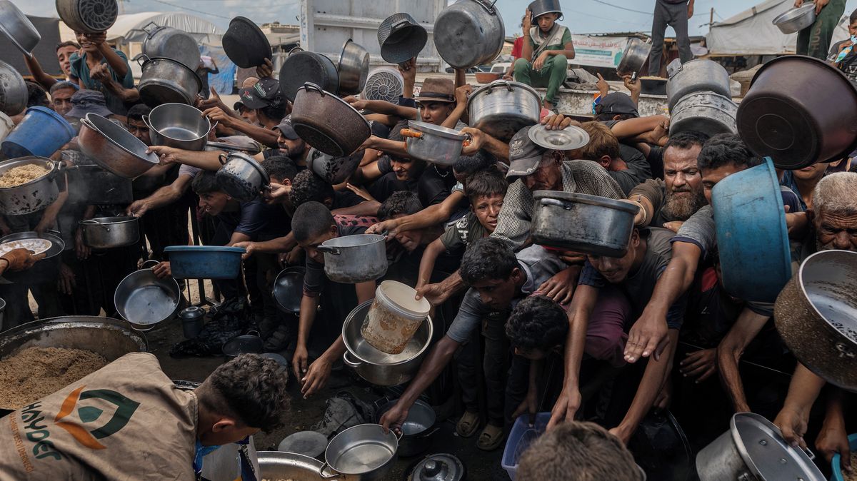 Palác v plamenech i trpící rodičky. Asie očima nejlepších fotografů