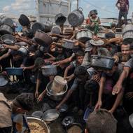 Izraelské úřady loni výrazně omezily přísun humanitární pomoci. Říjnová dohoda o příměří nepřinesla významnou úlevu.

(Palestinci v uprchlickém táboře Al-Mawasi čekají na jídlo. Místní charitativní jídelny byly pro mnoho vysídlených obyvatel Gazy jedním z mála zdrojů potravy. Chán Júnis, Pásmo Gazy, 21. září 2025.)