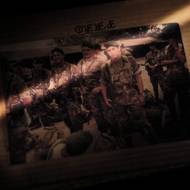 Kolumbie má nejvyšší podíl svobodných matek na světě. Fotograf a jeho rodina tuto realitu nevnímají jako pouhou statistiku, ale jako „neustále se otevírající ránu“. V roce 1999 byl otec Ferleyho Ospiny zavražděn v pohraniční oblasti Norte de Santander, což ho donutilo uprchnout s matkou. (Fotografie otce oceněného fotografa, který dezertoval z kolumbijské armády, aby mohl vychovávat syna. Během masakrů paramilitárních skupin v roce 1999 v Norte de Santander byl zavražděn. 18. prosince 2025.)