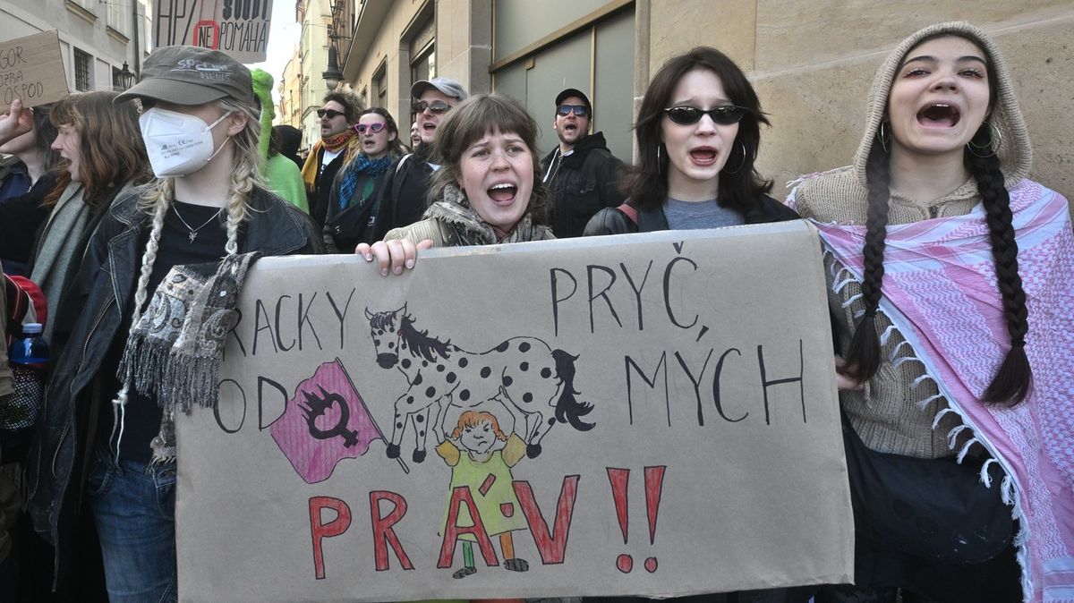 Na účastníky Pochodu pro život čekali na několika místech jejich odpůrci