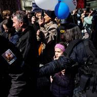 Příchozí z Pochodu pro život v ulici Na Příkopě.