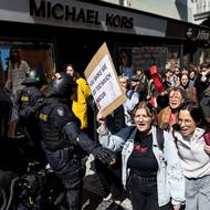 I přes policejní blokádu se podařilo účastníkům Praha je feministická dostat až na Václavské náměstí k pódiu Pochodu pro život.