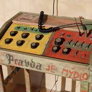 Válek je padesátiletý umělec, performer, tvůrce objektů či stavitel neobvyklých hudebních nástrojů.