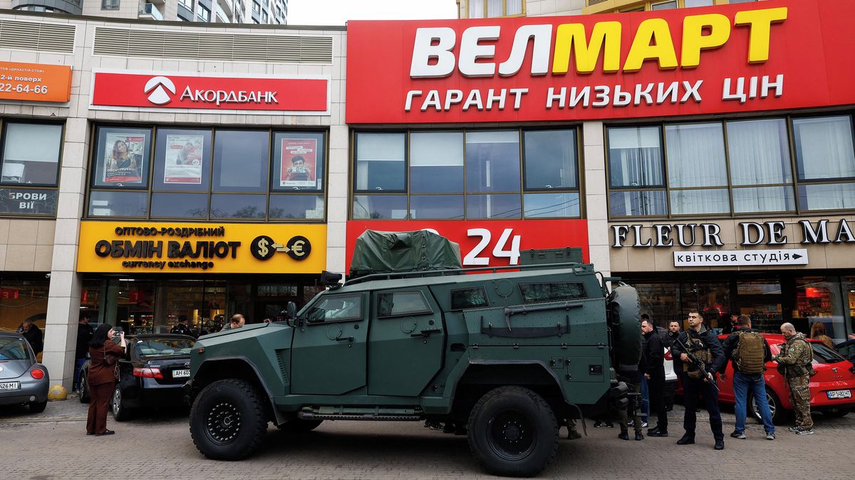 Po střelbě v Kyjevě zůstává v nemocnici osm lidí, šéf strážníků odstoupil