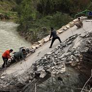 Izrael o víkendu zveřejnil mapu demarkační linie, vytyčená oblast - zabírá 5,8 procent země a zahrnuje desítky měst a obcí, které nyní ovládají izraelské jednotky.

(Lidé pomáhají muži na motocyklu přejet most spojující jižní Libanon se zbytkem země ve městě Zrarieh v Libanonu, 19. dubna.)