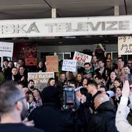 Odbory České televize (ČT) a iniciativa pracovníků Veřejnoprávně v 11:55 časově neomezenou stávkovou pohotovost kvůli chystanému vládnímu návrhu zákona o médiích veřejné služby a návrhu poslanců na omezení poplatků.