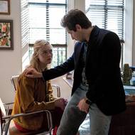 Na fotografii ze seriálu Margo má problém vyjít, který lze vidět ve videotéce Apple TV+, jsou Elle Fanning jako Margo a Michael Angarano v roli Marka.