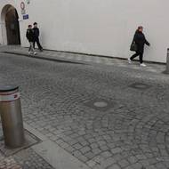 Sloupky na Malé Straně.