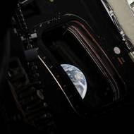 Artemis II byla také první měsíční misí vybavenou plně funkční toaletou, protože předchozí mise Apollo měly pouze trubice a sběrné sáčky. Ty zanechali na měsíčním povrchu, aby snížili hmotnost lodě i riziko kontaminace při návratu na Zemi.