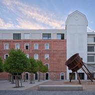 Žitný mlýn Boršov dnes. Náměstí zdobí stromořadí a Francisova turbína, nalezená při výkopových pracích kvůli obnově náhonu. 