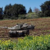 Radikálové z hnutí Hizballáh podle tří libanonských zdrojů agentury Reuters palbu na severní Izrael a na izraelské síly v Libanonu pozastavil. 

(Vyčkávající izraelské tanky na izraelské straně izraelsko-libanonské hranice, vyfoceno 8. března.) 