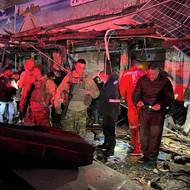 Izraelský premiér Benjamin Netanjahu uvedl, že podporuje toto příměří, zdůraznil však, že se nevztahuje na Libanon, kde se déle než měsíc odehrávají boje mezi izraelskou armádou a proíránským hnutím Hizballáh.

(Vojáci libanonské armády se shromažďují na místě izraelského leteckého úderu, který 8. dubna zasáhl vozidlo v libanonském městě Saida.)