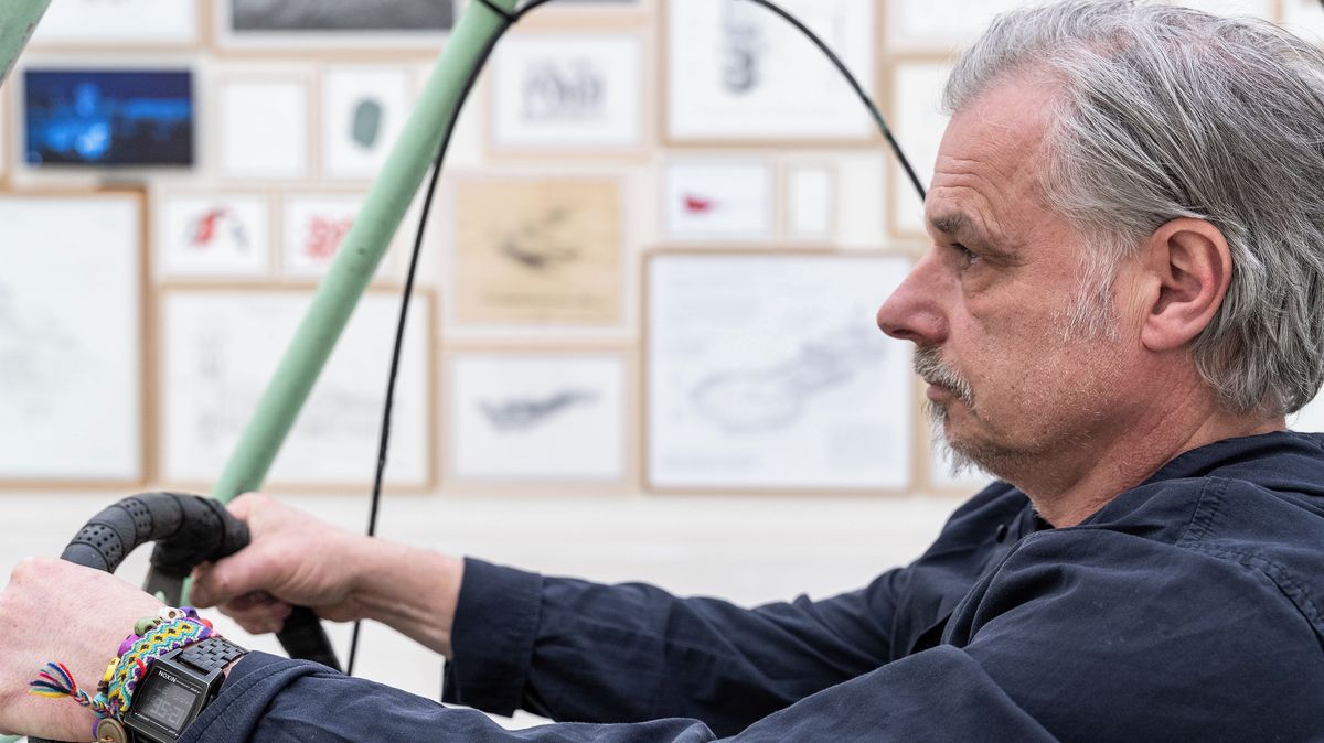 Raketoplán na uhlí. Výtvarník Černický vystavuje absurdní kresby i vynálezy