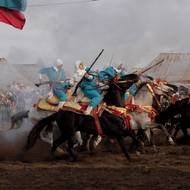 Jezdkyně, které byly v minulosti z této tradice vyloučeny, bojují za své začlenění od roku 2004, kdy reformy marockého rodinného zákoníku posílily práva žen. (Žena se snaží ovládnout svého koně po výstřelu, což je nejnebezpečnější část představení. Jezdci riskují zranění od střelného prachu, pádu či ušlapání. Vyfoceno 8. srpna 2025 v marockém Sidi Rahal.)