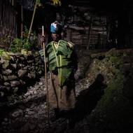 Oceněným se stal i příběh od Evera Andrése Mercado Puentese. Zachytil komunitu lidí afrického původu Juntas, která žije hluboko v kolumbijském deštném pralese na pobřeží Tichého oceánu a je přístupná pouze po desetihodinové plavbě lodí po řece Yurumanguí. (Na snímku Eider Calimeño, který je jedním z 33 mužů, jenž vystupují jako Matachín: ti, kteří se zavázali k účasti na Manacillos. Tato povinnost se dědí po blízkých mužských příbuzných a slouží k uctění zesnulých nebo vysídlených předků. Juntas, Buenaventura, Kolumbie, 29. března 2024.)