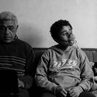 Děti se v silně znečištěné oblasti rodí s astmatem. Rodiny trpí plicními chorobami a nevratným poškozením dýchacích cest. V roce 2016 začal fotograf, který bydlí nedaleko a sám trpí astmatem, dokumentovat jejich příběhy a probíhající soudní spory. (Na snímku 11letý Ahmed se svým otcem Sajídem. Narodil se s astmatem a třikrát denně používá ventilátor. Hraje fotbal na pozici brankáře, protože to vyžaduje menší fyzickou zátěž. 31. ledna 2017.)