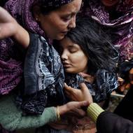 Posledním oceněným fotografem v kategorii Samostatná fotografie je Yasir Iqbal (Outlook India Magazine). 

O oblast Kašmíru se Indie a Pákistán přou od rozdělení Britské Indie v roce 1947. 22. dubna 2025 si útok na turisty v Pahalgamu vyžádal 26 obětí. Indie obvinila militantní skupiny podporované Pákistánem a 7. května reagovala údery. Následovaly čtyři dny intenzivního přeshraničního ostřelování, útoků dronů a leteckých úderů. Tisíce civilistů byly vysídleny, desítky zabity a domy a infrastruktura podél kontrolní linie (de facto hranice) byly zničeny. Příměří uzavřené 10. května po mezinárodním tlaku zabránilo další eskalaci.

(Sanam Bashir, 21, se při pohřbu své matky zhroutila žalem. Nargis Begum, 45, zemřela na zranění způsobená střepinami poté, co je při útěku z domova zasáhl minometný granát. Uri, Džammú a Kašmír, Indie, 9. května 2025.)