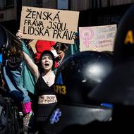 Celý průběh programu Pochodu pro život doplňovaly protestní slogany odpůrců pochodu.