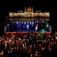 Magyar ve vítězném projevu slíbil být věrným spojencem v rámci EU i NATO, chce obnovit vztahy s Visegradskou skupinou. Zavázal se demontovat orbánovský systém, potrestat korupci, obnovit ekonomiku, vyzval k rezignaci přední představitele státních institucí, jako jsou ústavní soud nebo nejvyšší kontrolní úřad.