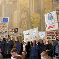 Dorazili také zastánci akce. Obě skupiny na sebe pokřikovaly.