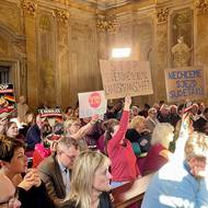 Na úterní jednání brněnských zastupitelů dorazily asi dvě stovky lidí. Velká část z nich protestuje proti květnovému setkání sudetských Němců v Brně. 