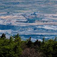 Dosud odborníci v lomu zrekultivovali 2800 hektarů plochy, na dalších 1200 hektarů se pracuje a 500 hektarů zaplní budoucí jezero.