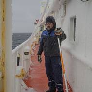 Zatímco vlny narážely na trup, palubní pomocník odklízel led, který se hromadil na palubě. „Musím se postarat o tuto starou dámu,“ zvolal s odkazem na trajekt.