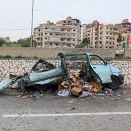 V Izraeli bylo při útocích Íránu a Hizballáhu podle dostupných údajů zabito od začátku války 24 lidí. (Trosky vozidla, které se stalo terčem izraelského útoku ve městě Saadiyat jižně od Bejrútu, 15. dubna 2026.)