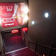 V přízemí fungoval také strip bar.