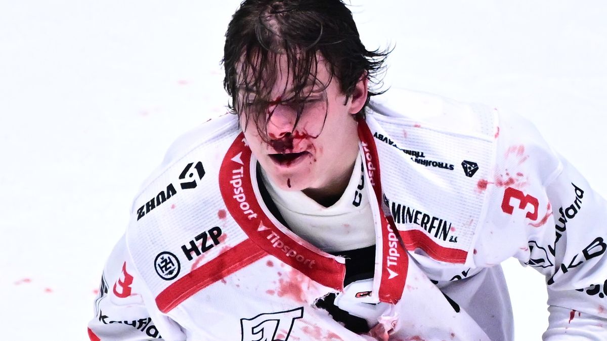 Krev na ledě, lahve na střídačce. Trenér Třince ve finále neudržel nervy