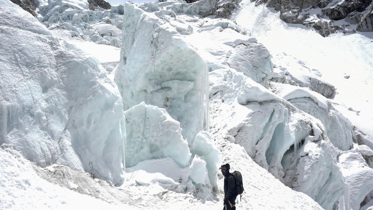 Horolezci nemohou vystoupat na Everest, cestu zablokoval obří ledovec