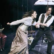 Na fotografii z inscenace Noc tribádek, kterou nově uvádí Divadlo pod Palmovkou, jsou Michal Lurie coby Viggo, Tereza Dočkalová jako Siri von Essen a Jan Teplý coby August Strindberg.