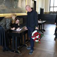 Vedle pietní akce v chrámu Matky Boží před Týnem uspořádali pozůstalí rozloučení v Brožíkově síni Staroměstské radnice, kde byly vystaveny kondolenční knihy.