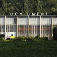 Dům umění v roce 2009 – krátce před rekonstrukcí na památník.  