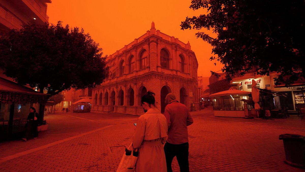 Obrazem: Nebe nad Krétou zrudlo, ostrov zahalil písek ze Sahary