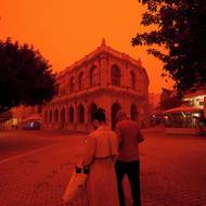 Několik letů směřujících na Krétu muselo být tentýž den odkloněno, protože ostrov zahalila písečná bouře z Afriky.
