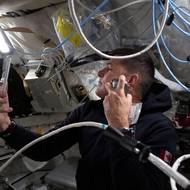 Mnoho technologií testovaných na palubě Orionu bylo ve vesmíru použito vůbec poprvé. Šlo například o optický komunikační systém Orion Artemis II, který využívá laserové paprsky k odesílání a přijímání zpráv ze Země. (Jeremy Hansen se holí během pátého dne letu.)