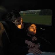 V okrajových čtvrtích francouzských předměstí se rodiny migrantů potýkají s postkoloniálním dědictvím, vyšší mírou nezaměstnanosti a strukturální nerovností.

(Younes a Sandra se objímají v autě, 18. dubna 2024 v Seine-Saint-Denis, Francie.)