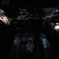 Posádka poslala k Zemi několik dechberoucích snímků. (Victor Glover a Christina Kochová fotí během průletu kolem Měsíce, 7. dubna. )