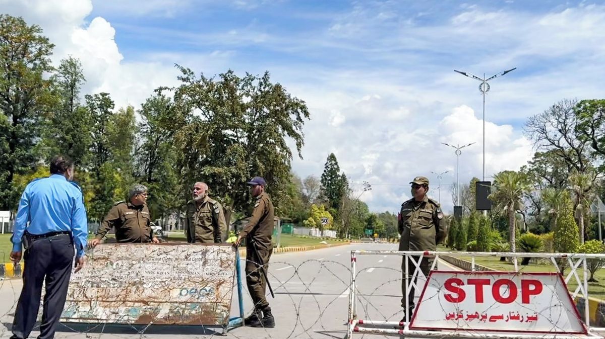 Bezpečná „pevnost“ a tisíce lidí v pozoru. Do Pákistánu míří vyjednavači