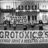 Koalice „Basta es Basta“ (Dost už!) protestuje v provincii Entre Ríos. V roce 2024 přijala tato provincie zákony, které povolují postřik pesticidy až do vzdálenosti 10 metrů od obytných domů. (Entre Ríos, Argentina, 30. září 2025)