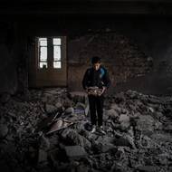 Války po celém světě, extremismus a vysídlování upírají dětem právo na vzdělání. Školy jsou zničené, učitelé zabíjeni nebo nuceni k přesídlení, učebnice spálené a třídy se mění v kasárny.

(Yousef, 12, sní o tom, že se stane policistou. Jeho škola byla těžce poškozena během bojů o Mosul v letech 2016 až 2017. Mosul, Irák, 6. března 2022.)