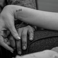 Tannerovi diagnostikovali ve věku 25 let rakovinu tlustého střeva ve čtvrtém stadiu. Navzdory prognóze se s manželkou snažili co nejrychleji založit rodinu. Mužovým posledním přáním bylo spatřit své dítě. (Tanner a Shay se po rodinné večeři drží za ruce. Ačkoli rakovina postihuje především osoby starší 65 let, počet případů u občanů USA mladších 50 let od konce 90. let minulého století roste. South Jordan, Utah, 9. února 2025.)